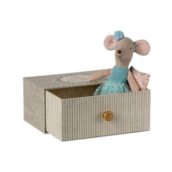 Dance mouse in daybed, Little sister