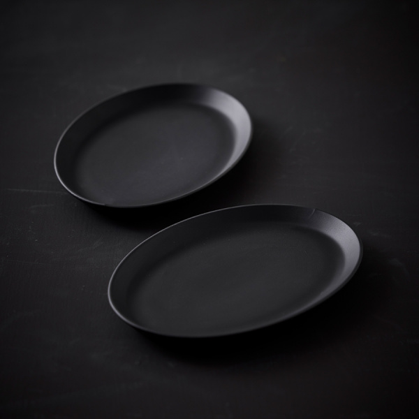 Steak plate Forno - 2 stylish steak plates in black-enamelled stoneware  which lends it a cast-iron look.